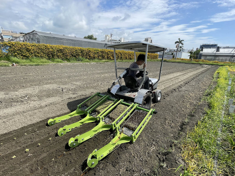 農業部台東區農業改良場研發出「四行式」連續紙穴盤移植機，這款農機搭配使用太陽能板，可對電瓶進行充電，且因為裝設在機體上方，也可遮陽。將技轉，約民國114年下半年量產上市。（台東區農改場提供）中央社記者楊淑閔傳真  113年12月31日