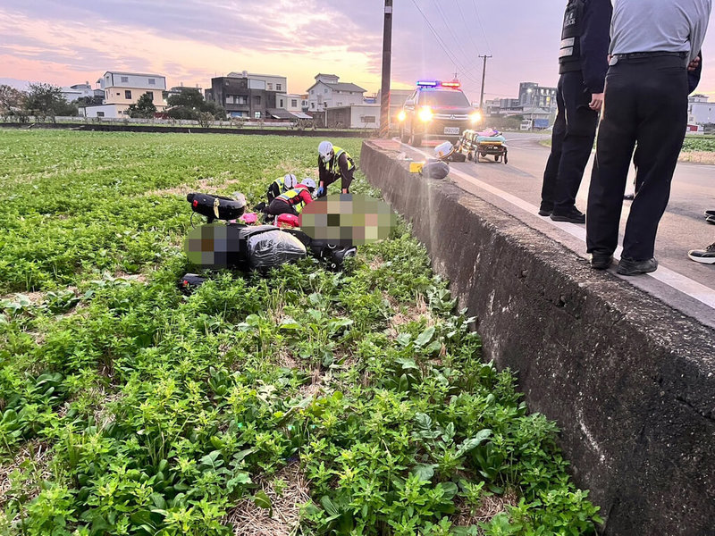 苗栗市一對老夫婦30日騎機車雙載外出訪友，行經為公路471巷產業道路連人帶車摔入農田，72歲陳姓老翁當場OHCA送醫不治，71歲妻子重傷。（民眾提供）中央社記者管瑞平傳真  113年12月31日