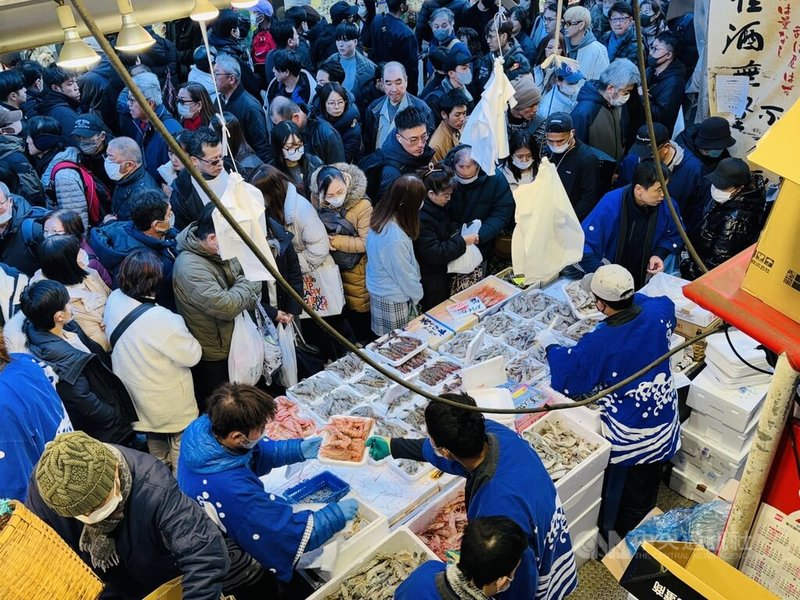 位於東京上野的阿美橫販售許多年貨，阿美橫商店街連合會估計，27至31日這5天大約會湧入200萬人，比2019年COVID-19（2019冠狀病毒疾病）疫情前還多。中央社記者楊明珠東京攝 113年12月30日