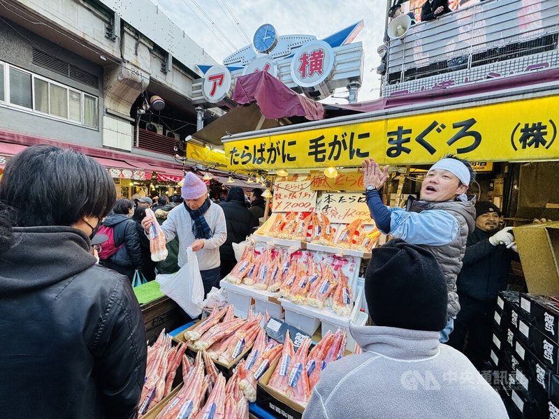 東京上野阿美橫近日湧入大批前來購買鱈場蟹(帝王蟹)、生鮪魚塊等年菜食材的民眾,生意強強滾。中央社記者楊明珠東京攝 113年12月30日