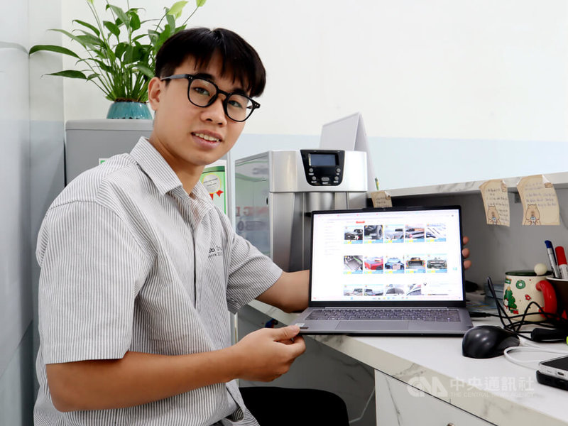 阮貴靈(圖)2024年6月踏出大學校園後就從中國夥伴那邊獲得資金與技術挹注在網購平台上開店,販售皮卡車的零配件。這種「越中攜手」的電商合作模式在越南已愈來愈普遍。中央社記者陳家倫河內攝 113年12月31日