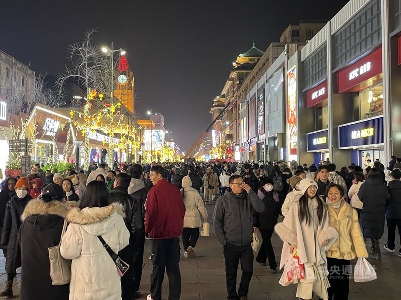 相較於中國許多城市不辦大型跨年活動，北京市31日晚在首鋼園等近30處地點舉辦跨年夜活動。圖為北京市中心區、距天安門廣場不遠的王府井大街，晚間吸引大批人潮前往。中央社記者邱國強北京攝  113年12月31日