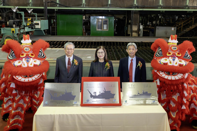 國家海洋研究院100噸級與300噸級海洋基礎資料調查船開工典禮31日在台船高雄廠舉行，海委會主委管碧玲（中）、國海院長陳建宏（左）及台船董事長黃正弘（右）等人出席。國海院指出，2艘調查船預計會在民國115年底完工。（國家海洋研究院提供）中央社記者張已亷傳真  113年12月31日