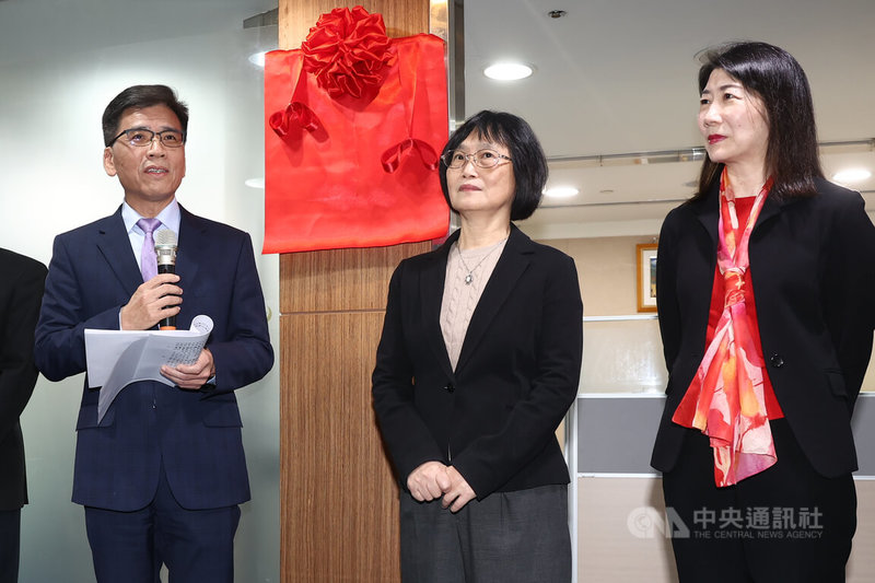 金管會31日舉行「金融市場發展及創新處」成立儀式,主委彭金隆(左)與副主委邱淑貞(中)及金融市場發展及創新處處長胡則華(右)出席,彭金隆致詞表達對新局處的期許。中央社記者王騰毅攝 113年12月31日