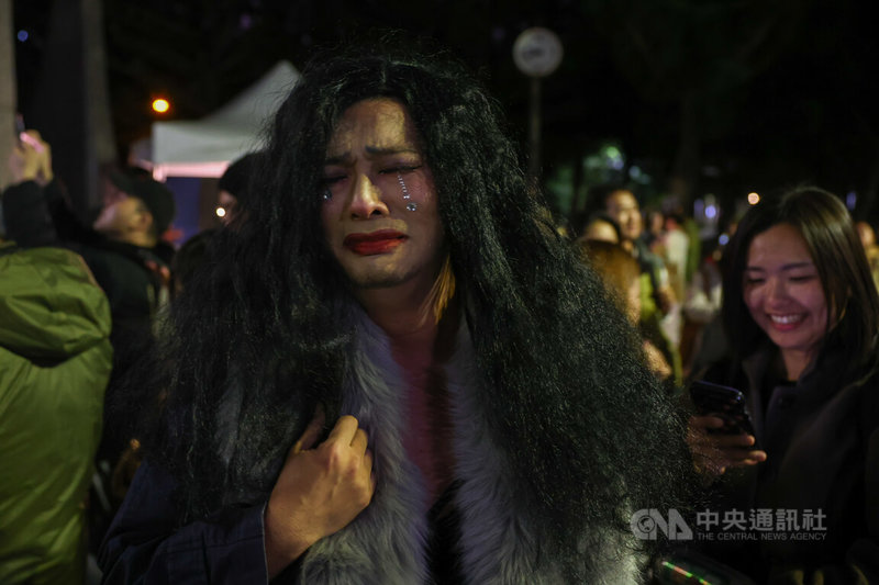 致敬經典電影「愛情萬歲」的「在大安森林(公園)一邊哭一邊跨年」活動31日晚間登場,吸引大批民眾朝聖參與,還有人特別畫上淚眼妝到場。中央社記者王騰毅攝 113年12月31日