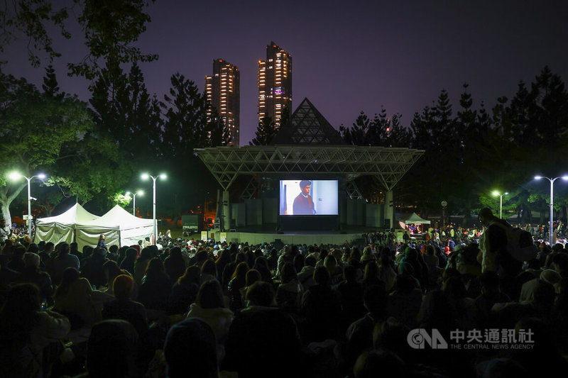 「在大安森林(公園)一邊哭一邊跨年」活動31日晚間在大安森林公園露天舞台區登場,現場湧入大量人潮、座無虛席,一起在夜空下欣賞曾獲威尼斯影展金獅獎的電影「愛情萬歲」。中央社記者王騰毅攝 113年12月31日