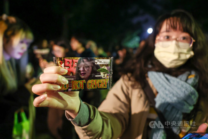 「在大安森林(公園)一邊哭一邊跨年」活動31日晚間登場,現場人潮滿滿,協助舉辦的國家電影及視聽文化中心也在現場發放特製的電影「愛情萬歲」劇照面紙,邀現場許多影迷邊哭邊跨年。中央社記者王騰毅攝 113年12月31日