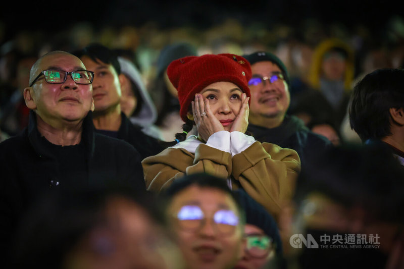導演蔡明亮(左)的電影「愛情萬歲」全片不到100句對白,女主角楊貴媚(中)片尾獨自在大安森林公園長椅哭7分鐘畫面成經典。為向電影致敬,「在大安森林(公園)一邊哭一邊跨年」活動31日晚間登場,楊貴媚等人也現身與影迷一同跨年。中央社記者王騰毅攝 113年12月31日