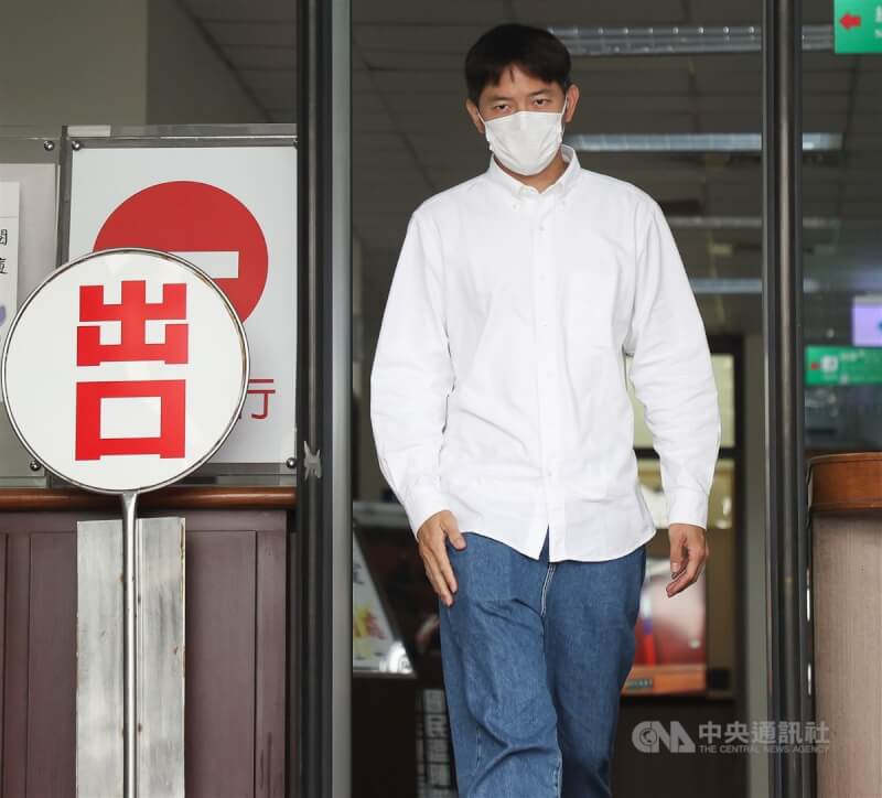 藝人宥勝被控跨坐在1名女子大腿上強吻撫摸，一審依強制猥褻罪判刑8月。案經上訴，二審仍判8月，宣告緩刑須繳付公庫200萬元。圖為4日宥勝於庭訊結束後離開高院。（中央社檔案照片）