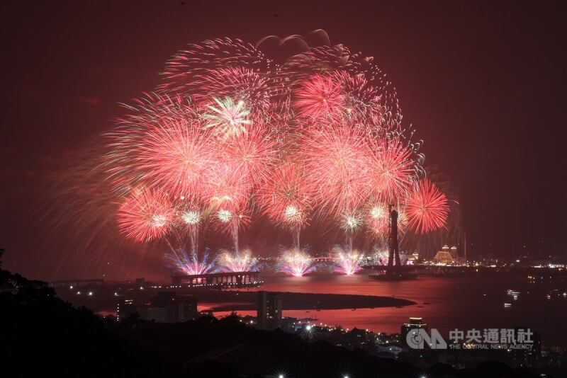 燦爛煙花照亮淡水河畔。中央社記者裴禛攝 113年12月31日