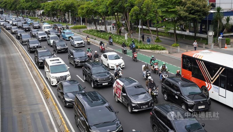 印尼雅加達交通壅塞問題嚴峻，短短1公里的車程可能得行駛逾半小時之久。圖為雅加達市區主要幹道，上下班時間宛如大型停車場。中央社記者李宗憲雅加達攝 113年12月31日