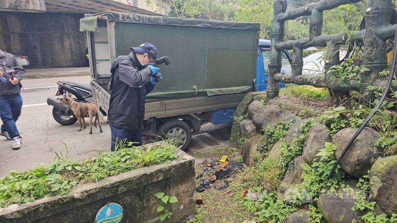 基隆市69歲趙姓男子遭殺害焚屍，塞在冷凍櫃放在小貨車車斗，警方31日持續在基隆市八堵路一處鐵皮屋採證，在距離鐵皮屋不遠處路邊發現疑似燃燒衣物痕跡，將進一步釐清是否為焚屍地點。中央社記者王朝鈺攝 113年12月31日