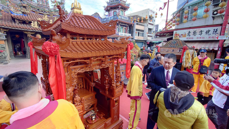 嘉義縣新港奉天宮四街祖媽新神轎，由彰化縣政府指定細木作技術保存者王肇楠一家承造，並以台灣檜木為原料，歷經3年多時間完成，新轎呈現舊轎歷史典式與華麗威儀，31日舉辦啟用儀式。中央社記者蔡智明攝  113年12月31日