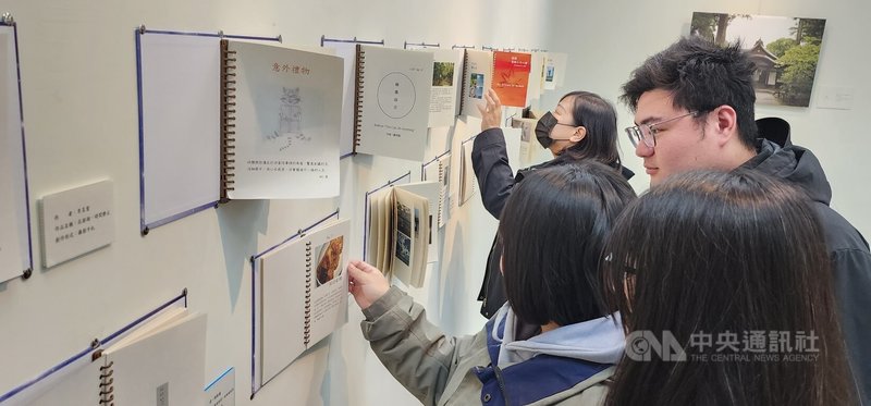 國立澎湖科技大學「碎片與連結-重構人文藝術新價值」成果展31日登場,其中「影像美學」透過發現「美好21天」,引導學生運用攝影與文字記錄,將日常生活中的細節片段進行創作性串聯,做成一本書。中央社 113年12月31日