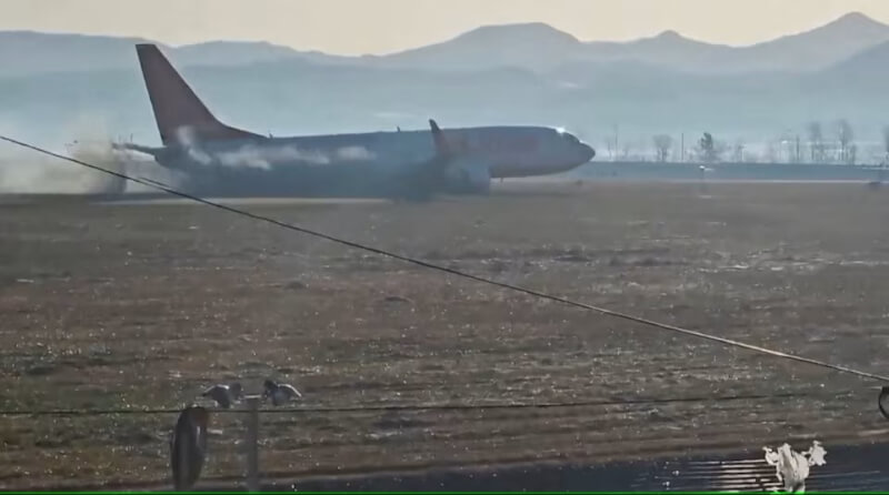 影片截圖顯示，濟州航空班機29日在韓國務安國際機場衝出跑道，冒出黑煙。（Lee Geun-young/via 路透社）