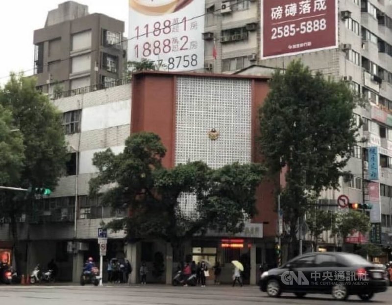 台北市警察局規畫改建中山分局中山二派出所，但因地質鬆軟等因素流標2次，後經減樓層重編預算送北市議會審議通過，若順利發包成功，預估將於2027年完工。圖為中山二派出所改建前外觀。（翻攝畫面）中央社記者劉建邦傳真 113年12月31日