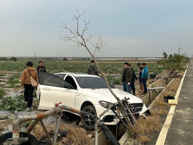 王姓男子113年底透過網路與林姓賣家約定高雄交易二手車，試駕當天卻趁林男不注意開車駛離，在全台逃竄且多次更換車牌躲避查緝，警方獲報組成專案小組查緝，113年12月31日下午終在嘉義縣一處農田被逮。（高雄市政府警察局岡山分局提供）中央社記者張已亷傳真  114年1月1日