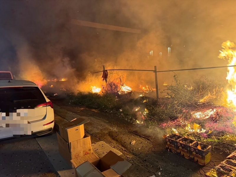 有民眾在跨年夜齊聚新竹市南寮地區施放煙火、歡慶新年，造成多起雜草火警，所幸無人傷亡。（新竹市消防局提供）中央社記者魯鋼駿傳真  114年1月1日