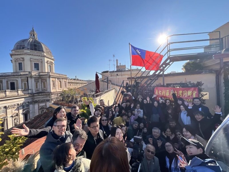 今年元旦升旗活動在羅馬一家飯店的屋頂餐廳舉行,對面即為羅馬四大宗座聖殿之一的「聖母大殿」,形成巨幅中華民國國旗與教堂圓頂同框的特殊景致。(駐義代表處提供)中央社記者黃雅詩羅馬傳真 114年1月1日