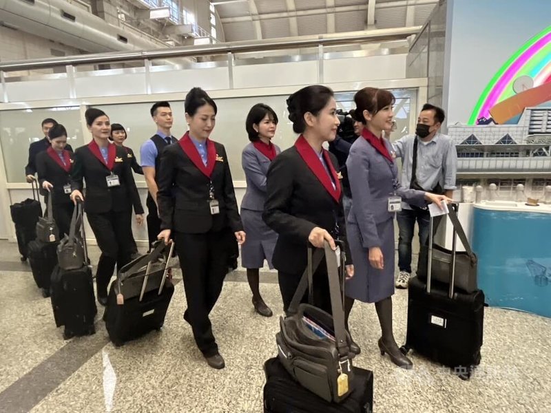 中華航空推出女性褲裝制服，1日起正式上線，空服員可依個人需求選擇搭配方式。圖為高雄國際機場華航空服員從接駁車下車後，可見部分人員著裙裝、部分著褲裝。中央社記者林巧璉攝 114年1月1日