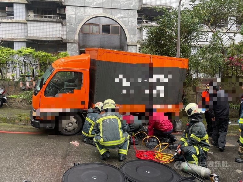 台北市信義區1日發生一起交通意外事故，蔡姓貨運司機疑停車時未拉手煞車，導致斜坡上的貨車向後滑行，蔡男跳車離開時遭貨車輾傷，警消獲報到場協助蔡男送醫，所幸無生命危險。（翻攝照片）中央社記者黃麗芸傳真  114年1月1日