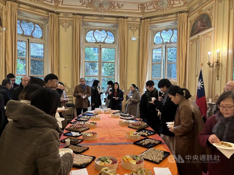 升旗典禮結束後,參與者開心享用代表處準備的小點,氣氛熱絡。僑胞表示,很開心參與元旦升旗,也感受到台法關係的長足進展。中央社記者曾婷瑄巴黎攝 114年1月1日
