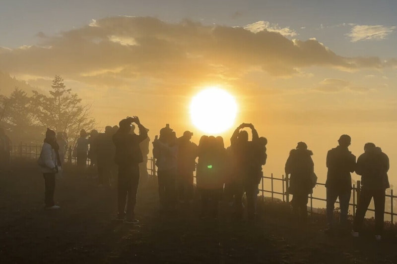 位在宜蘭的太平山國家森林遊樂區1日有許多遊客湧入，計畫迎接新年首道曙光，雖受天氣影響，第一道曙光沒有在預期時間見到，但上午7時還是有太陽從厚厚的雲海升起，乍現的美景讓遊客驚呼連連。（農業部林業及自然保育署宜蘭分署提供）中央社記者沈如峰宜蘭縣傳真  114年1月1日