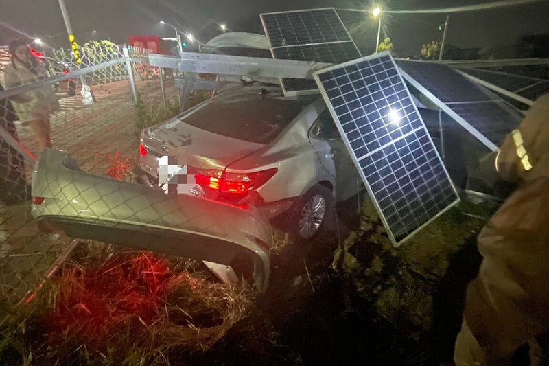 台南一輛自小客車1日清晨行經安南區一處路口，不明原因衝出道路，撞上太陽能發電設施，駕駛石姓男子當場死亡。（讀者提供）中央社記者楊思瑞台南傳真  114年1月1日