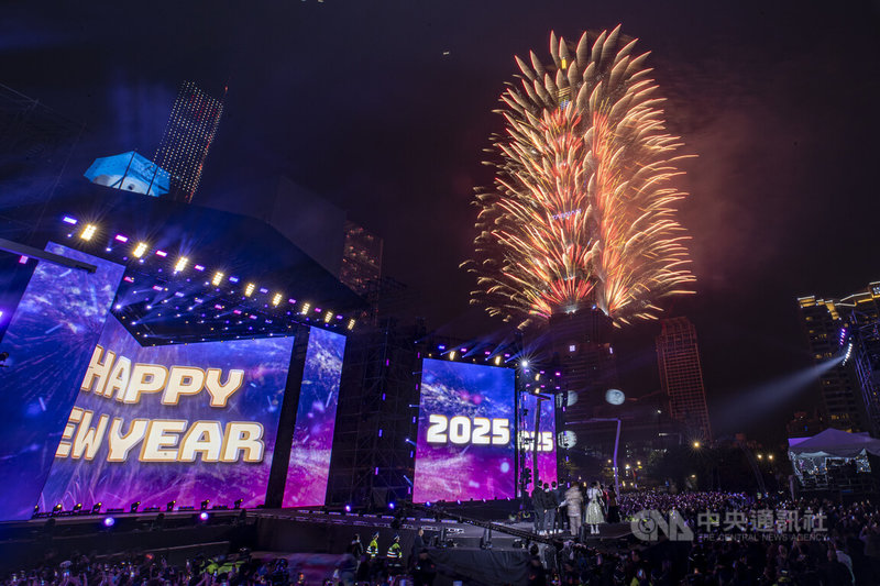 迎接新年，台北101在1日凌晨零時施放以Team Taiwan Champion為主題的精彩煙火秀，繽紛煙火在夜空中綻放長達6分鐘，與民眾一起迎來嶄新一年。中央社記者鄭清元攝 114年1月1日