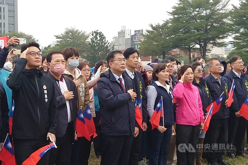 台南市長黃偉哲（左4）1日上午出席在台南市政府西拉雅廣場舉辦的元旦升旗典禮，盼2025年延續台南400精神，讓台南被世界看見。中央社記者楊思瑞攝  114年1月1日