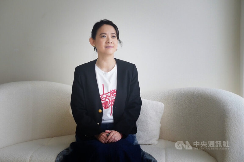 藝人曾寶儀(圖)在紀錄片「交換禮物」中訪談多名癌友,包含親友小琦,曾寶儀說,每次訪談時的身分轉換,都讓她痛苦的像精神分裂。中央社記者徐肇昌攝 114年1月1日