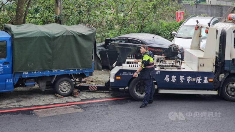 一男子疑遭殺害，被裝在冰櫃內搬運至貨車，連人帶車被棄置在基隆市信義區培德路，警方30日尋獲運屍貨車，發現遺體已被燒成焦黑，難以辨別面容。圖為警方派員將貨車拖離現場。中央社記者王朝鈺攝 113年12月30日