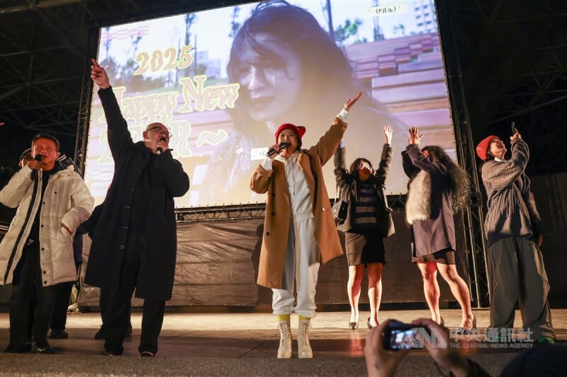 金馬影后楊貴媚(前左3)、導演蔡明亮(前左2)與演員李康生(前左)12月31日一同出席「在大安森林(公園)一邊哭一邊跨年」活動,陪民眾一起觀看電影「愛情萬歲」,一同倒數迎接2025年到來。中央社記者王騰毅攝 114年1月1日