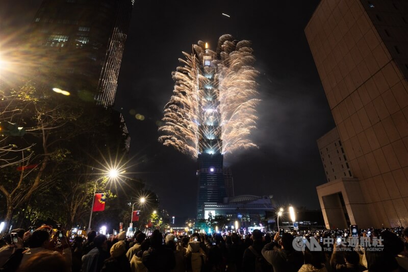 台北101跨年煙火吸引大批民眾爭睹搶拍。中央社記者翁睿坤攝 114年1月1日