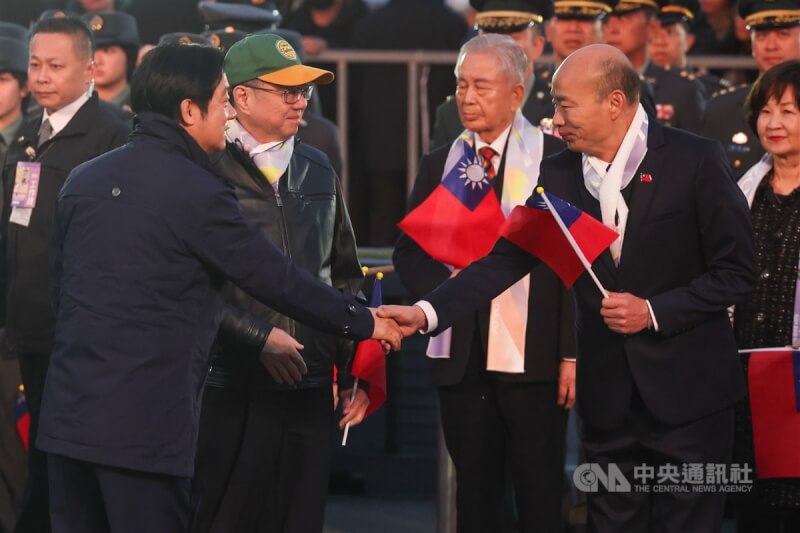 114年總統府元旦升旗典禮1日清晨在總統府前廣場舉行，總統賴清德（前左）與立法院長韓國瑜（前右）在典禮結束後握手致意。中央社記者吳家昇攝 114年1月1日