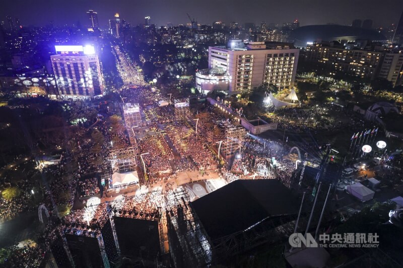 「台北最HIGH新年城2025跨年晚會」31日晚間在台北市政府前廣場舉行，吸引許多民眾前來參加，人潮擠滿台北市政府前廣場。中央社記者鄭清元攝 113年12月31日