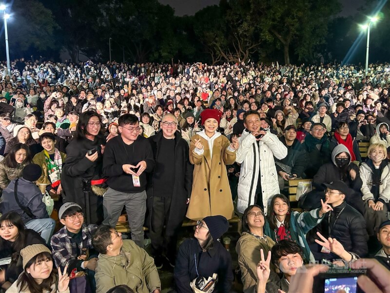 「在大安森林(公園)一邊哭一邊跨年」活動獲民眾熱烈響應,電影「愛情萬歲」女主角楊貴媚(立者右2)、李康生(立者右)、導演蔡明亮(立者右3)12月31日晚間也現身共襄盛舉,並與活動發起人李思翰(立者前右4)合影留念,一起迎新年。中央社記者王騰毅攝 114年1月1日