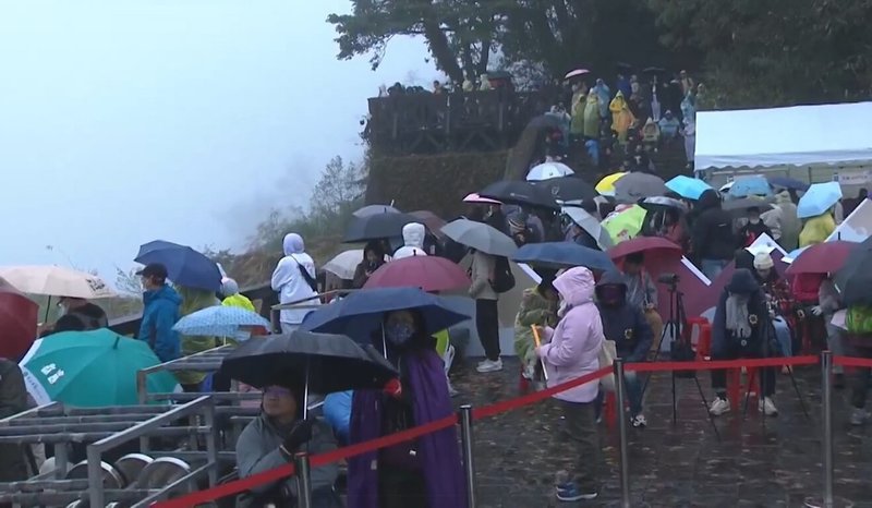 阿里山國家森林遊樂區1日清晨下雨，氣溫不到攝氏10度，不少遊客仍穿雨衣、撐傘入園迎接2025第一道曙光，雖然上午7時天色逐漸變亮，卻不見陽光露臉。（嘉義縣政府提供）中央社記者蔡智明傳真  114年1月1日