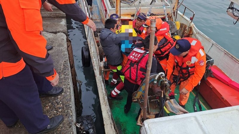 台東縣一群釣客1日於富岡漁港發現有女子在海面載沉載浮，海巡人員獲報與漁民聯手趕往救援，將女子拉上岸急救，並協助送醫。（第一三岸巡隊提供）中央社記者張祈傳真  114年1月1日