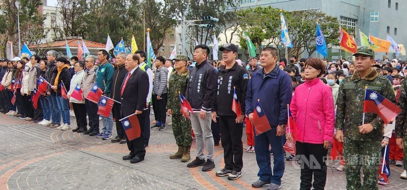 澎湖各界114年元旦升旗典禮暨慢跑活動，1日上午在縣府廣場舉辦，澎湖縣長陳光復（前右7）、議長陳毓仁（前右5）與縣府團隊、議會議員及1500餘名民眾參與，場面盛大。中央社  114年1月1日