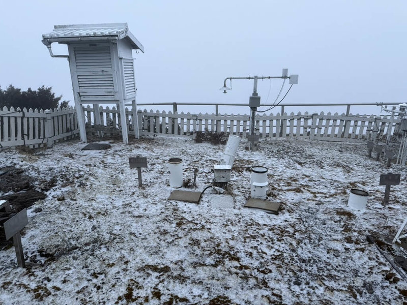 玉山氣象站2日清晨降雨夾冰霰,玉山站周邊變成白色世界。(氣象署提供)中央社記者張雄風傳真 114年1月2日