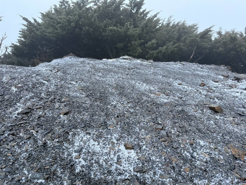 玉山氣象站2日清晨6時40分降雨夾冰霰,玉山站2日最低溫在凌晨4時45分攝氏0.3度。(氣象署提供)中央社記者張雄風傳真 114年1月2日