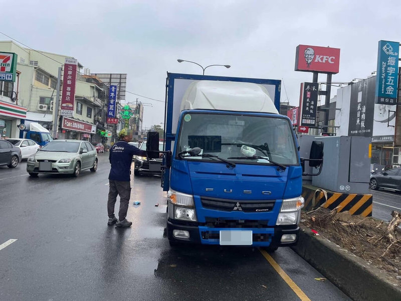 苗栗縣頭份市中華路元旦發生行人遭撞事故，警方2日指出，余姓少女為一時方便違規穿越馬路，小貨車閃避不及撞上，余女受傷骨折，經送醫急救後無生命危險，但違反交通規定仍依法舉發。（警方提供）中央社記者管瑞平傳真  114年1月2日