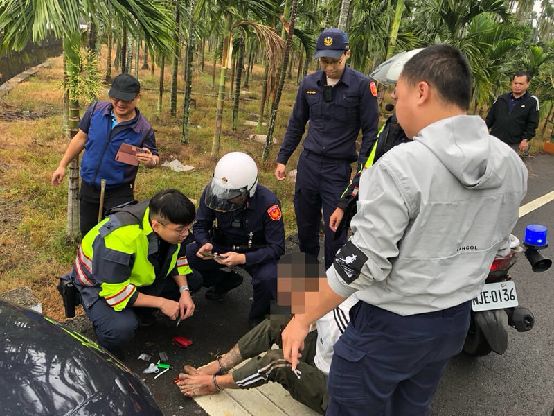 屏東內埔鄉員警日前巡邏中欲攔查林姓通緝犯，林嫌拒檢、毒駕機車衝撞警車後自撞護欄，隨後棄車逃入檳榔園，警方追入園中將他壓制逮捕。（屏東縣警察局內埔分局提供）中央社記者黃郁菁傳真  114年1月2日