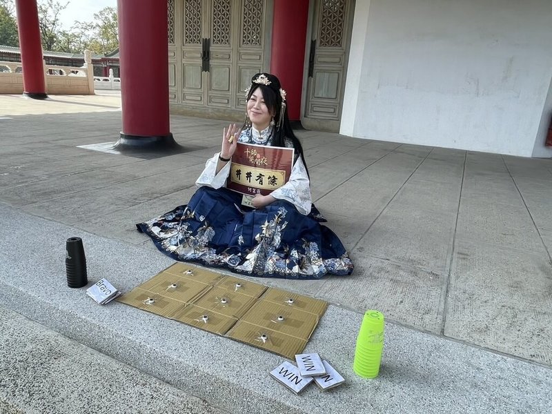高雄市聲暉協會近日在高雄市孔廟舉辦聽障者大型解謎活動,與會者穿上古裝,在孔廟中穿梭闖關,活動吸引近百人參加。(高雄市聲暉協會提供)中央社記者林巧璉傳真 114年1月2日