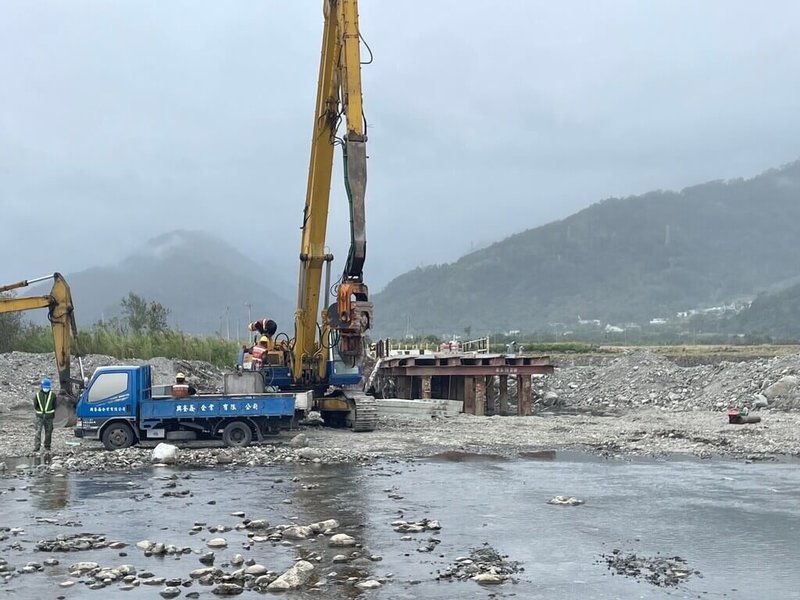 花蓮縣富里鄉崙天大橋因918地震受損重建，縣府在溪底搭建臨時便道，卻又遭颱風沖毀，經趕工修復，崙天便橋原鋼構部份延伸加長20公尺，增加流水寬度及斷面，預計15日完工通車。（富里鄉公所提供）中央社記者張祈傳真  114年1月2日