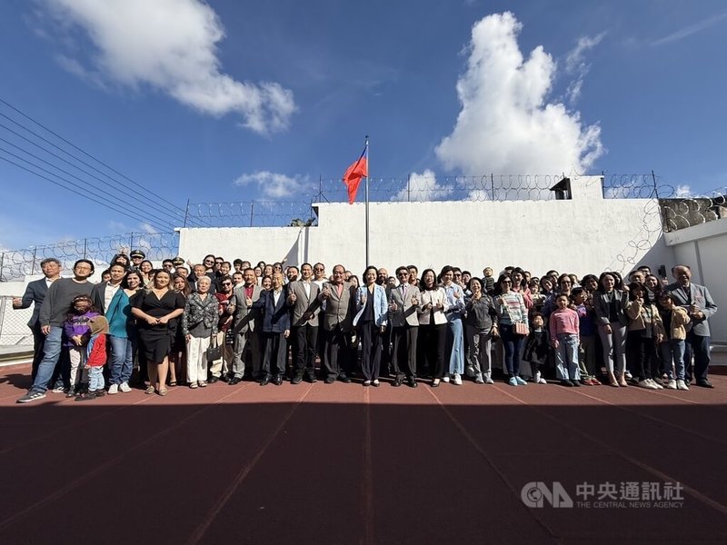 駐瓜地馬拉大使館舉辦114年元旦升旗典禮，包括瓜國僑胞商會等超過130人出席，齊唱中華民國國歌，場面盛大。中央社記者李登文瓜地馬拉市攝 114年1月2日