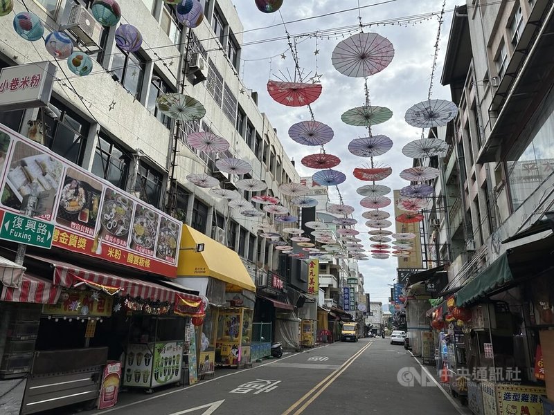 台中市豐原區復興商圈預計在農曆春節期間封街舉辦年貨大街，有商家贊成希望引進人潮振興商機，但有商家憂心影響生意持反對意見。中央社記者趙麗妍攝  114年1月2日