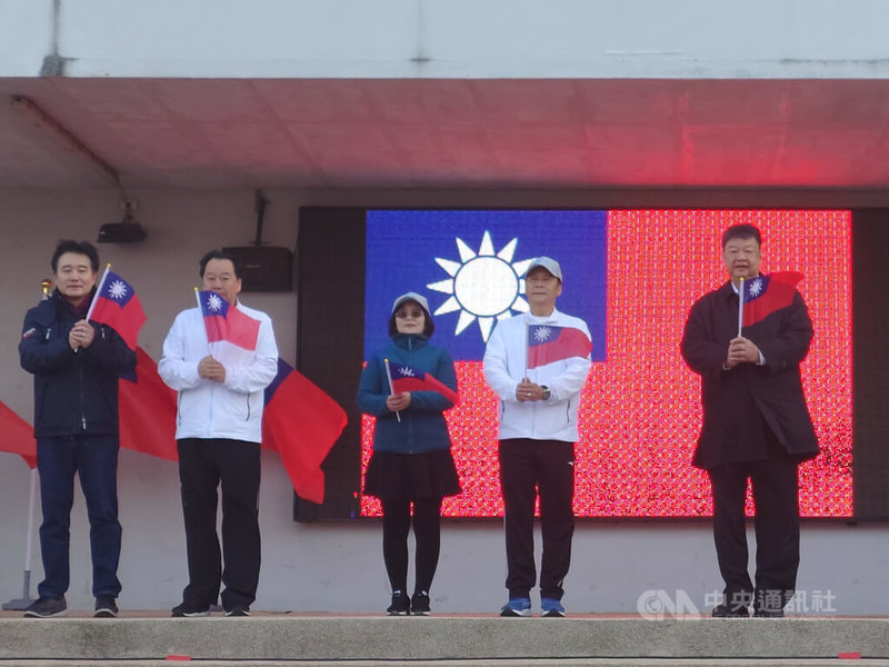 民進黨連江縣黨部主委李哲宇2日批評連江縣府會對財劃法修正案不同調，但國民黨籍議長張永江（左2）、立委陳雪生（右）均否認，並強調認同與尊重連江縣長王忠銘（右2）看法。圖為3人同台出席114年元旦升旗典禮。中央社記者潘欣彤攝  114年1月2日