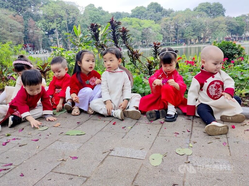 越南官方數據顯示，2024年越南每名育齡女性僅生育1.91名孩子，寫下有紀錄以來新低。圖為穿著傳統服飾的越南幼童。中央社記者陳家倫河內攝  114年1月2日